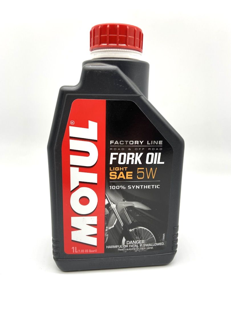 Масло fork oil. Motul fork Oil Expert Light 5w. Масло для эндуро. Вилочное масло для мотоцикла. Вилочное масло 10w.